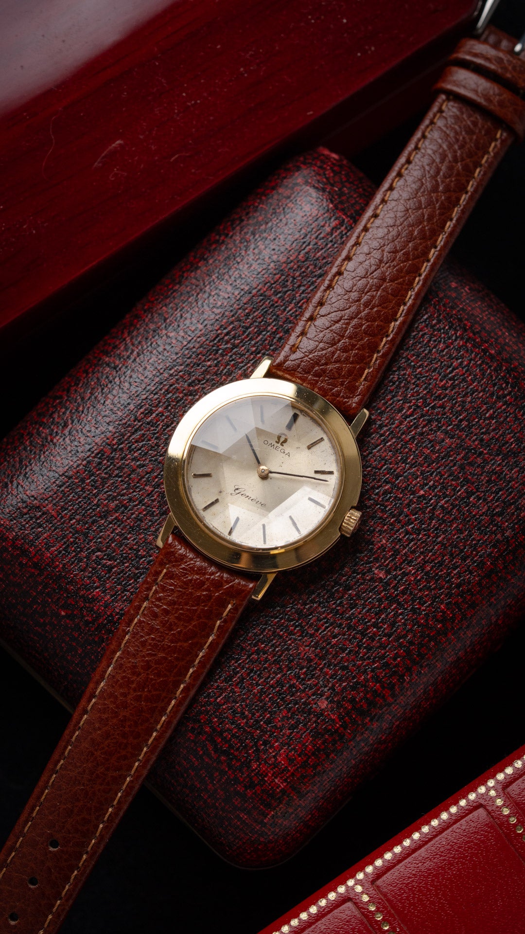 OMEGA VINTAGE 18KT FACETED CRYSTAL